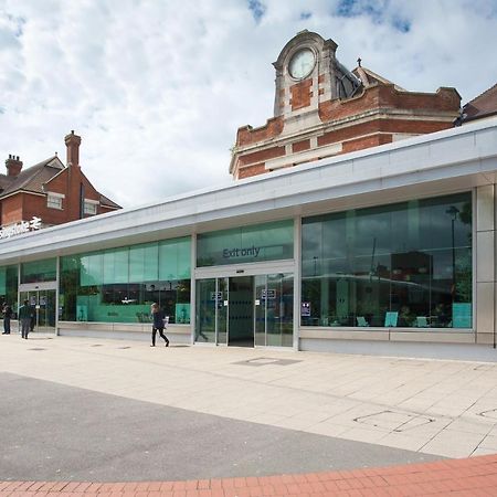 Basingstoke Apartments - Westlands House, City Centre, Home-From-Home Bagian luar foto